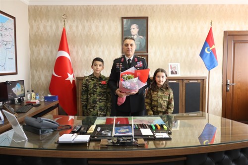 23 Nisan Ulusal Egemenlik ve Çocuk Bayramında Komutanımız J.Kd.Alb.Sn. Cezmi YALINKILIÇ'a Yapılan Ziyaret (23.04.2024)